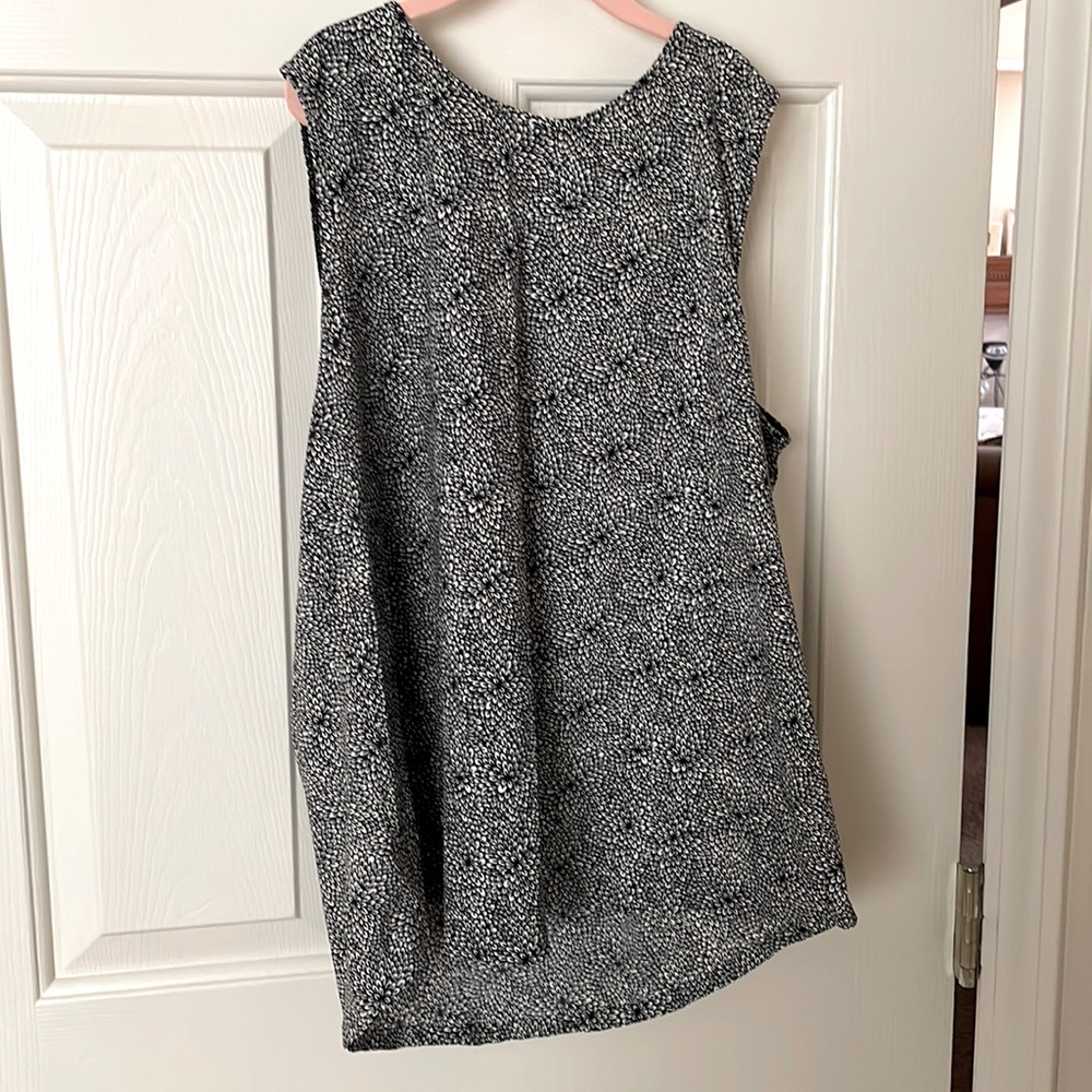 Size 8 Lululemon black and white tank